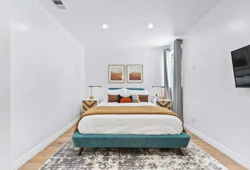 تختخواب و صبحانه Studio City Contemporary Villa With Pool Sleeps 10