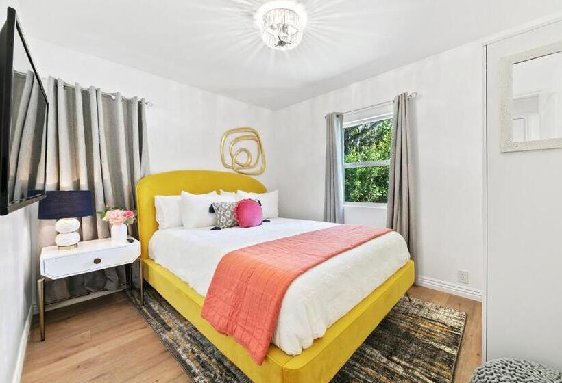 צימר Studio City Contemporary Villa With Pool Sleeps 10