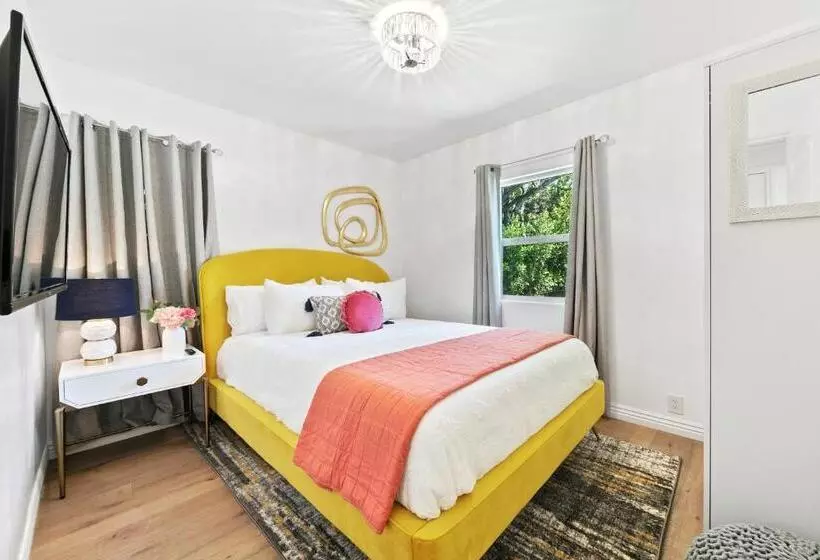 تختخواب و صبحانه Studio City Contemporary Villa With Pool Sleeps 10