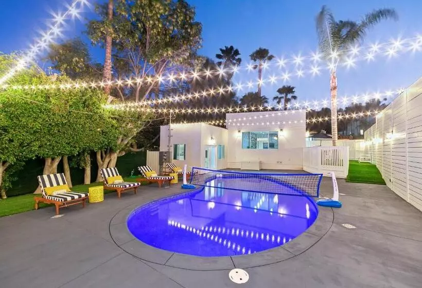 تختخواب و صبحانه Studio City Contemporary Villa With Pool Sleeps 10