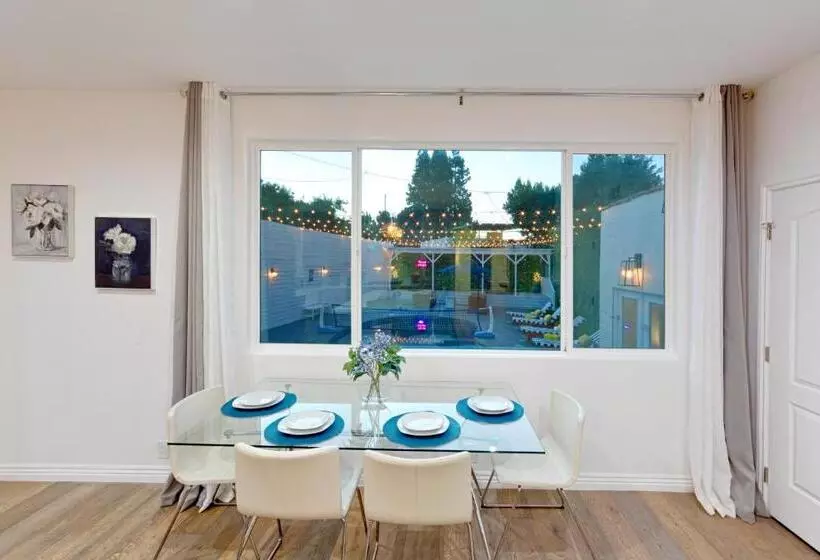 تختخواب و صبحانه Studio City Contemporary Villa With Pool Sleeps 10