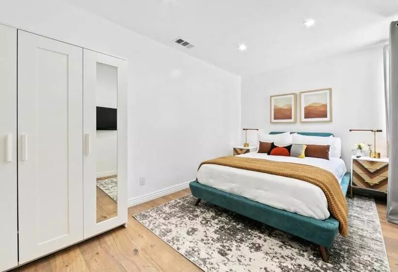 تختخواب و صبحانه Studio City Contemporary Villa With Pool Sleeps 10