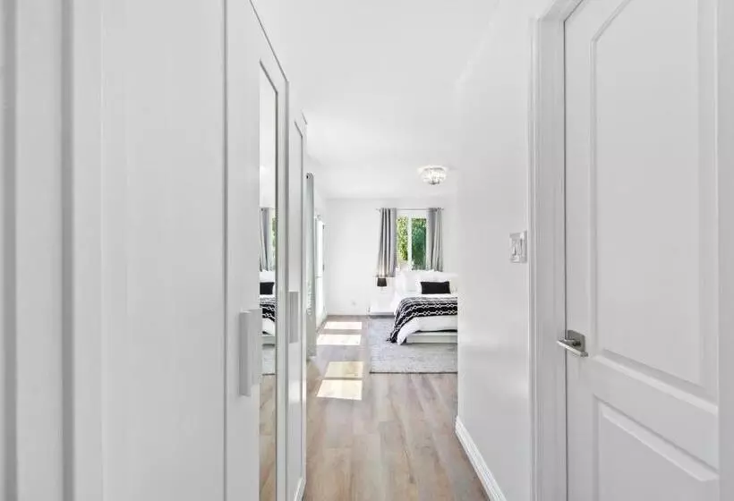 تختخواب و صبحانه Studio City Contemporary Villa With Pool Sleeps 10
