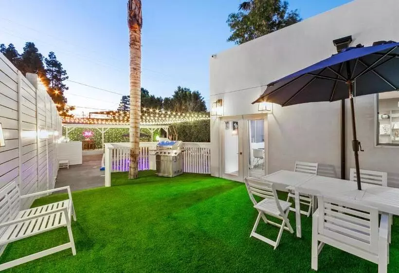 تختخواب و صبحانه Studio City Contemporary Villa With Pool Sleeps 10