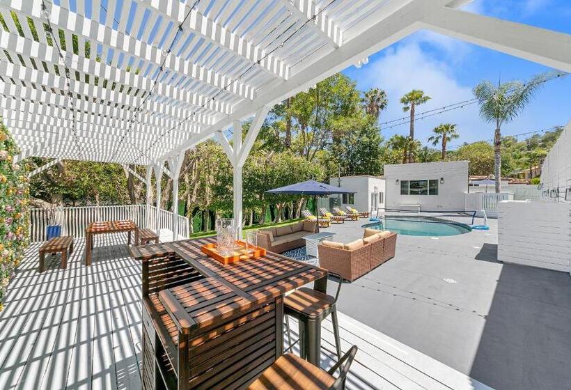 צימר Studio City Contemporary Villa With Pool Sleeps 10