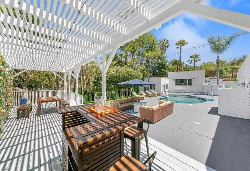 تختخواب و صبحانه Studio City Contemporary Villa With Pool Sleeps 10