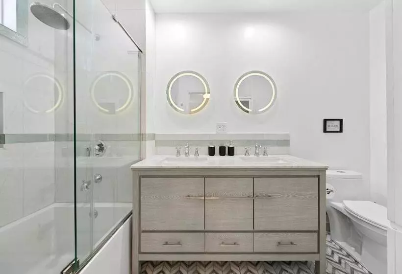 تختخواب و صبحانه Studio City Contemporary Villa With Pool Sleeps 10