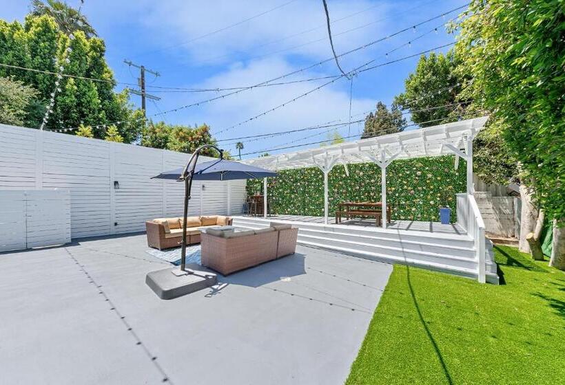 צימר Studio City Contemporary Villa With Pool Sleeps 10