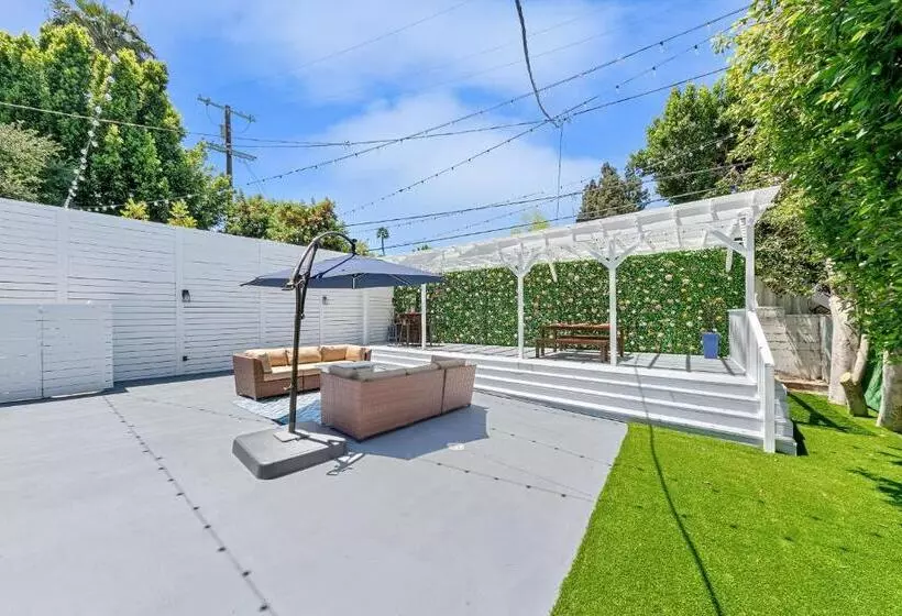 تختخواب و صبحانه Studio City Contemporary Villa With Pool Sleeps 10