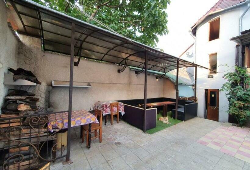 Genius Hostel Center With Grill Zone And Yard