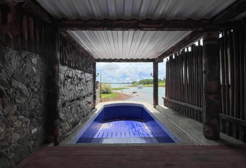 호텔 Camotes Lake House