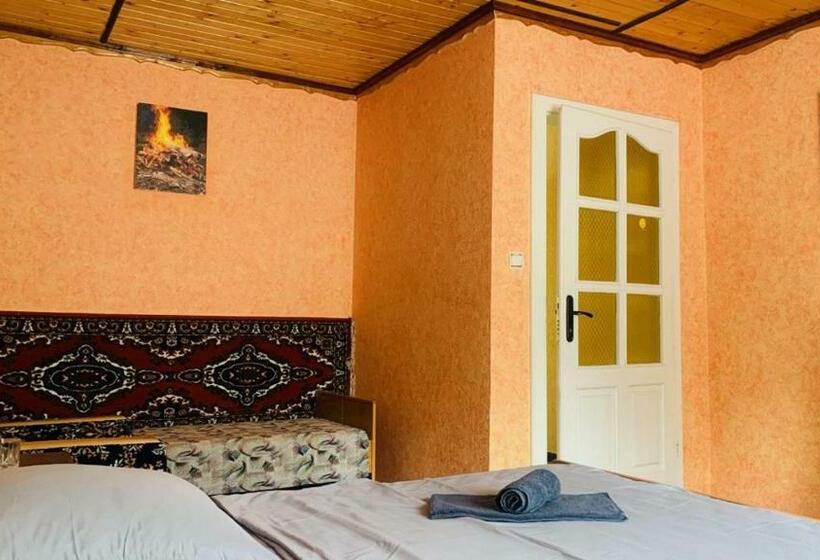 هاستل над річкою