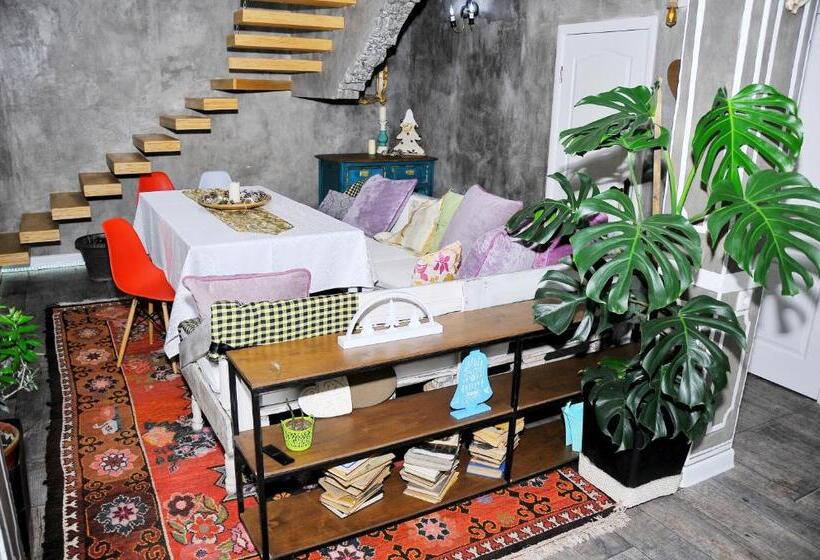 هاستل Art House Sweet Home