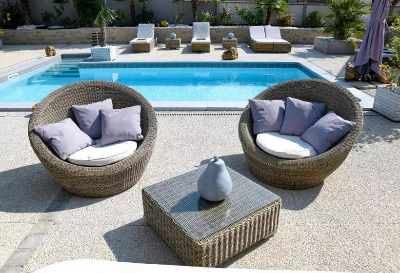 Aamiaismajoitus (B&B) Appartement Avec Piscine De La Croix