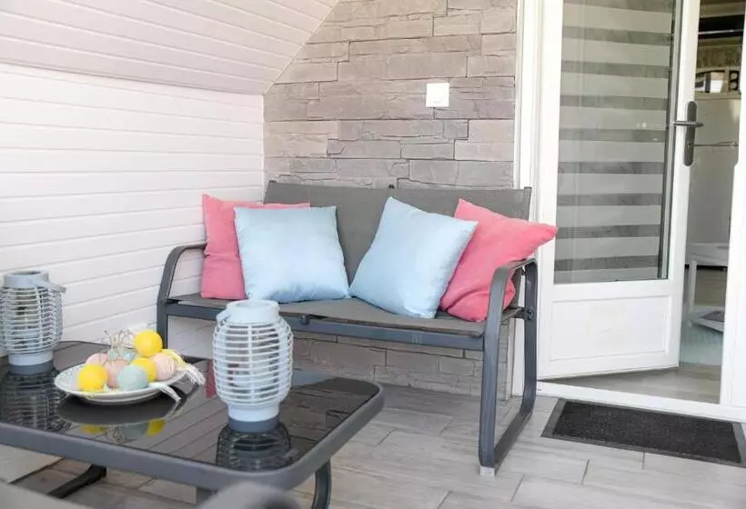 Aamiaismajoitus (B&B) Appartement Avec Piscine De La Croix