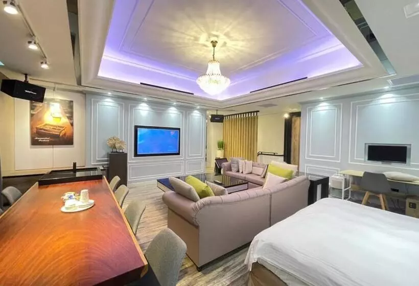 Minimalist Fashion Motel