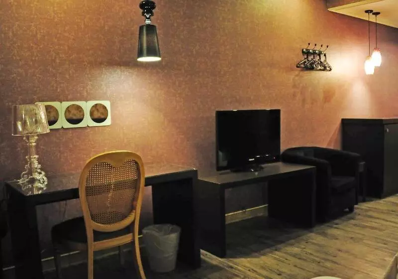 The Riverside Hotel & Motel