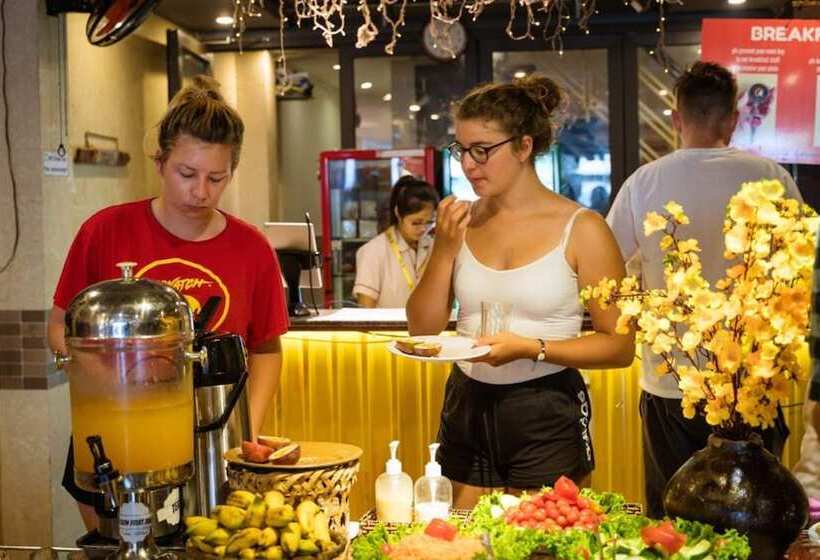 Tribee Kinh Hostel & Bar