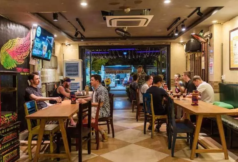 Tribee Kinh Hostel & Bar