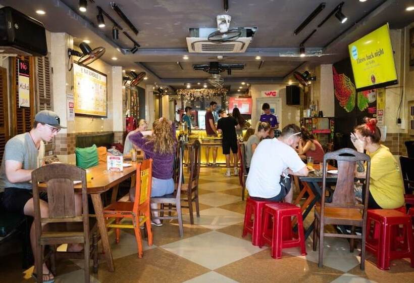 Tribee Kinh Hostel & Bar