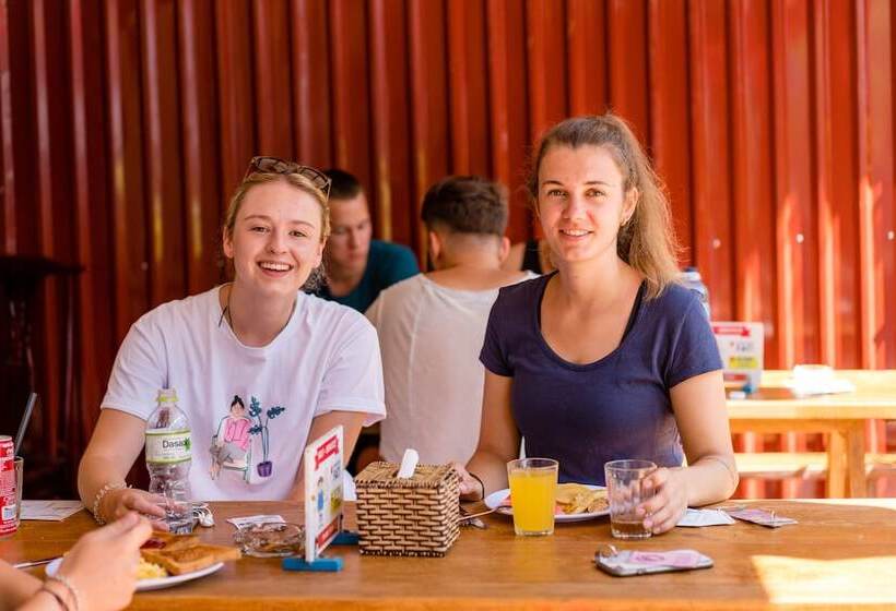 Tribee Kinh Hostel & Bar