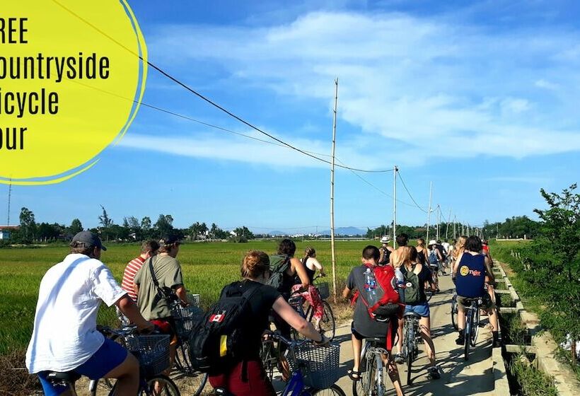 Tribee Kinh Hostel & Bar