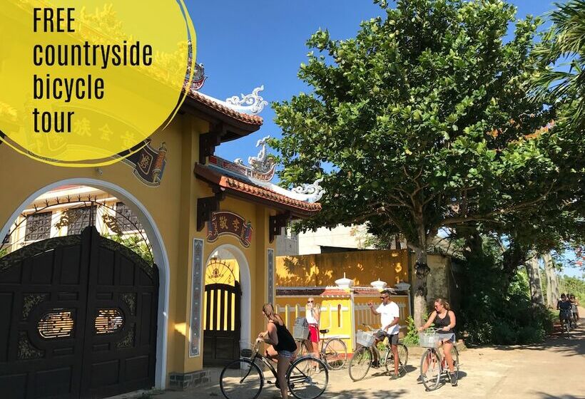 Tribee Kinh Hostel & Bar