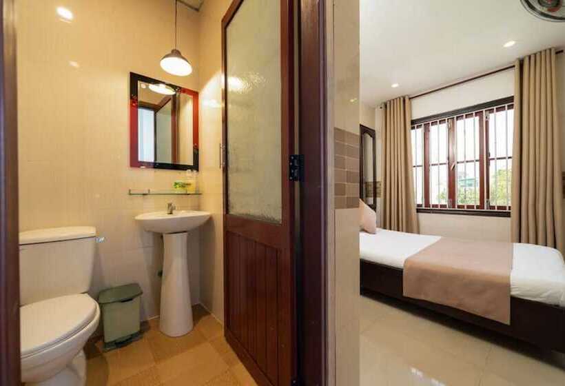 Tribee Kinh Hostel & Bar