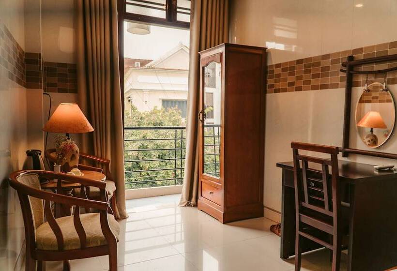 Tribee Kinh Hostel & Bar