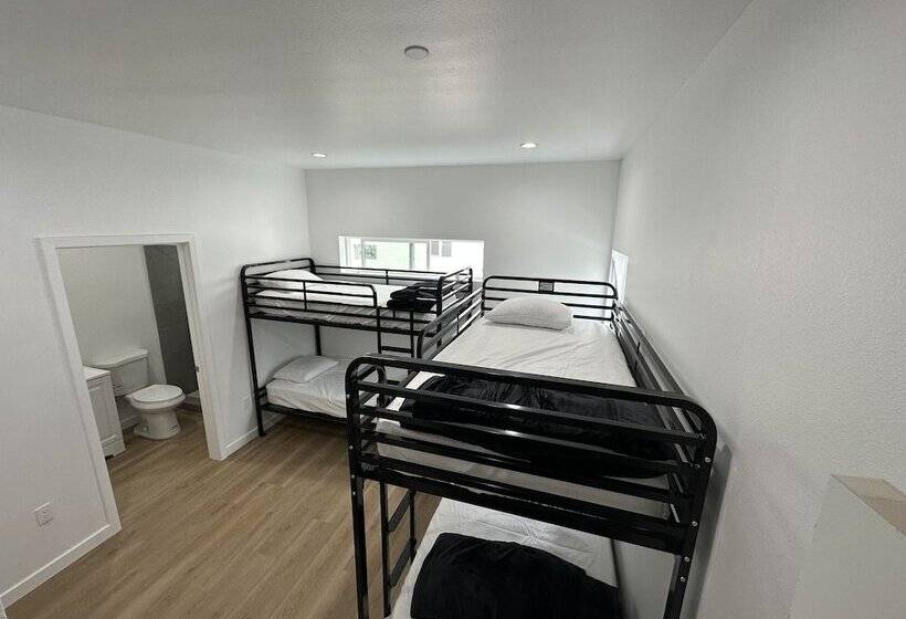 הוסטל Roamhub Residences