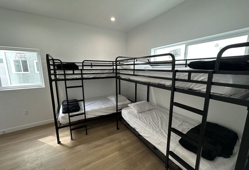 הוסטל Roamhub Residences