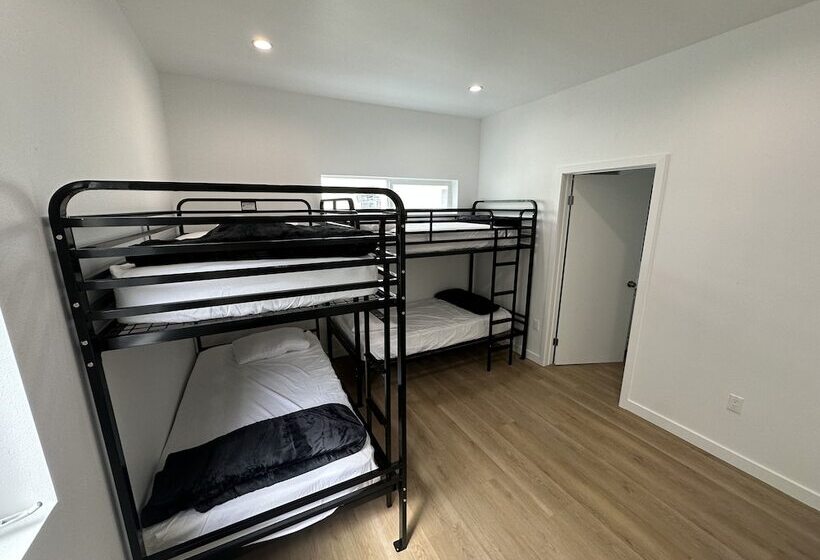 הוסטל Roamhub Residences