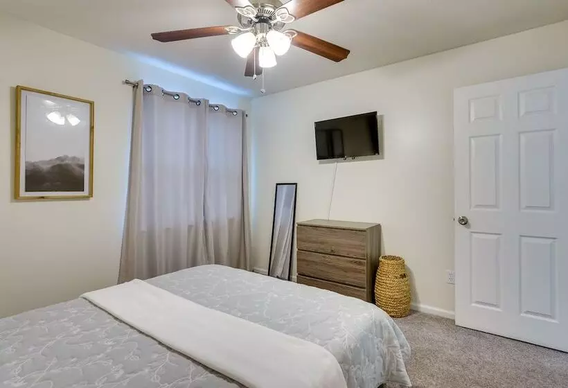 Bright Lynn Haven Home W/ Screened Porch & Yard!