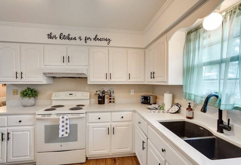 Bright Lynn Haven Home W/ Screened Porch & Yard!