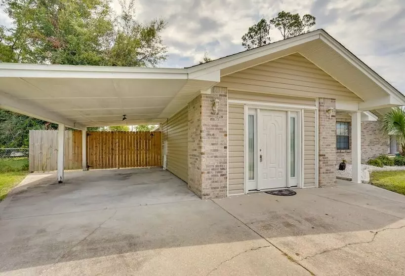 Bright Lynn Haven Home W/ Screened Porch & Yard!