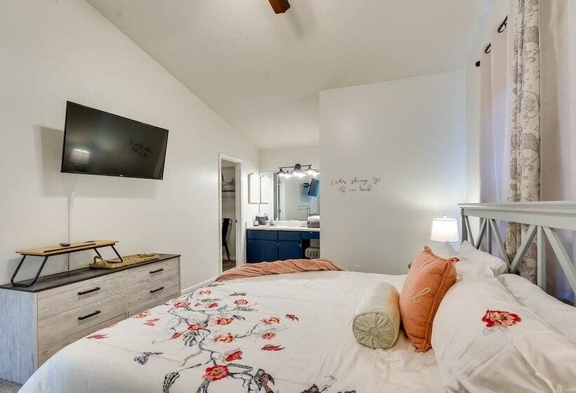 Bright Lynn Haven Home W/ Screened Porch & Yard!