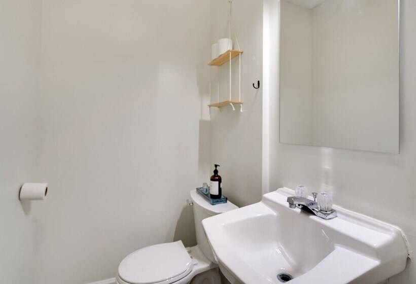 Bright Lynn Haven Home W/ Screened Porch & Yard!