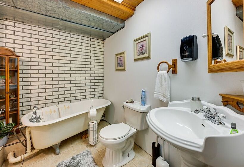 Cozy Wisconsin Retreat W/ Deck, Grill & Fire Pit!