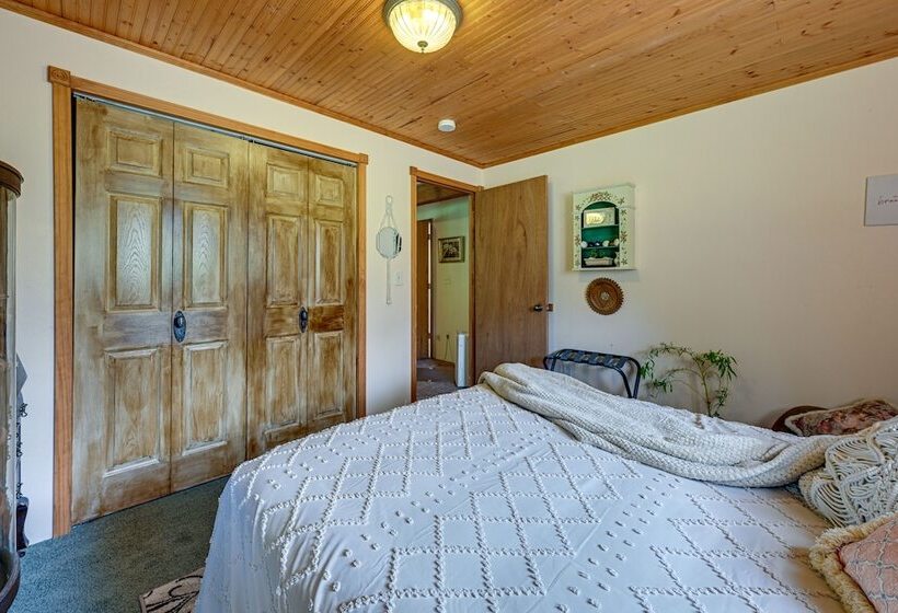 Cozy Wisconsin Retreat W/ Deck, Grill & Fire Pit!