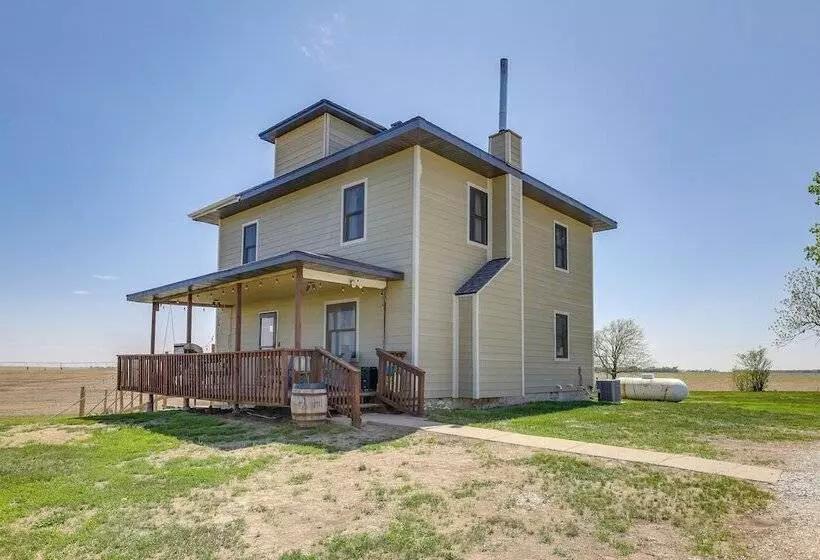 Family Friendly Seward Home W/ Sauna & Pool!