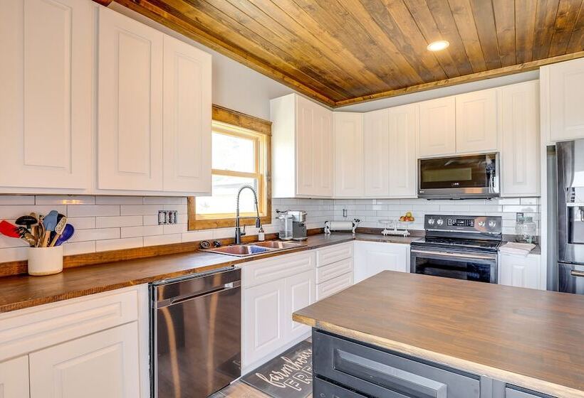 Family Friendly Seward Home W/ Sauna & Pool!