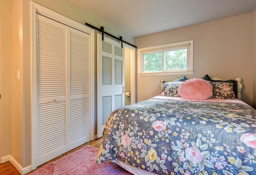 Pet Friendly Michigan Escape W/ Patio & Gas Grill!