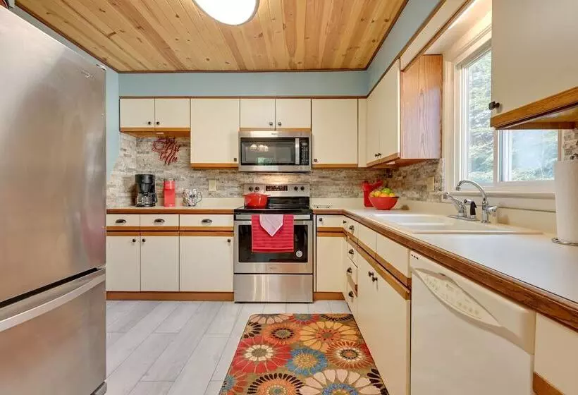 Pet Friendly Michigan Escape W/ Patio & Gas Grill!