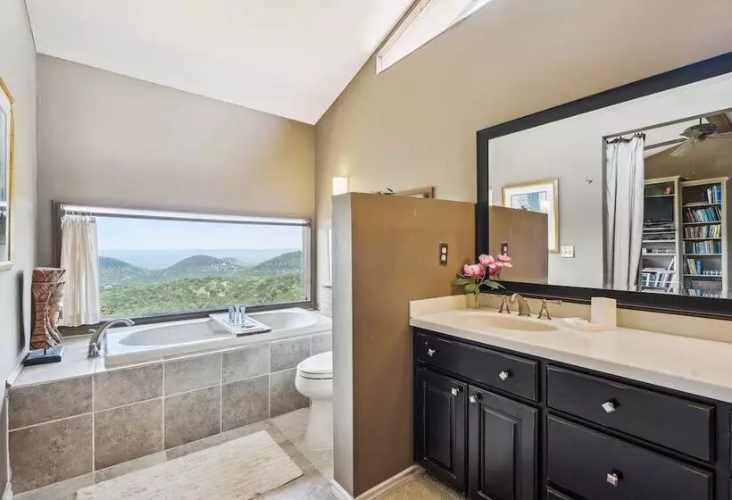 Pipe Creek Escape W/ Screened In Porch & Hot Tub!