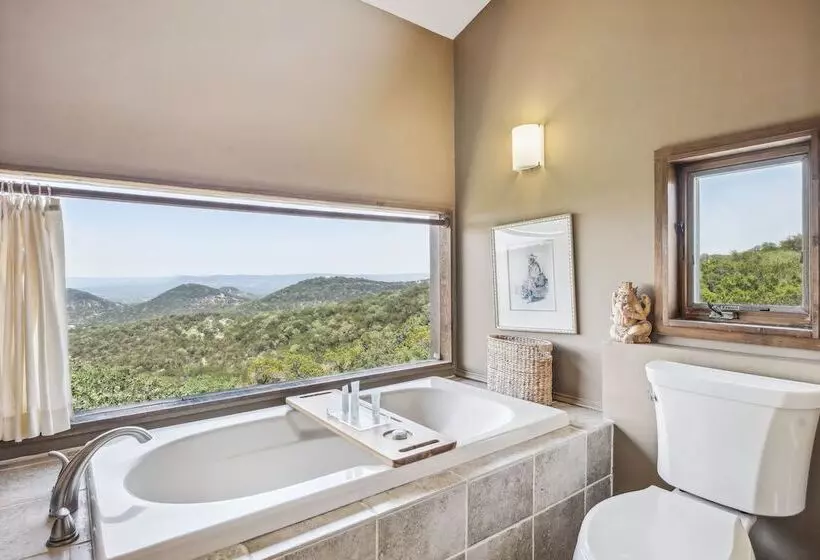 Pipe Creek Escape W/ Screened In Porch & Hot Tub!