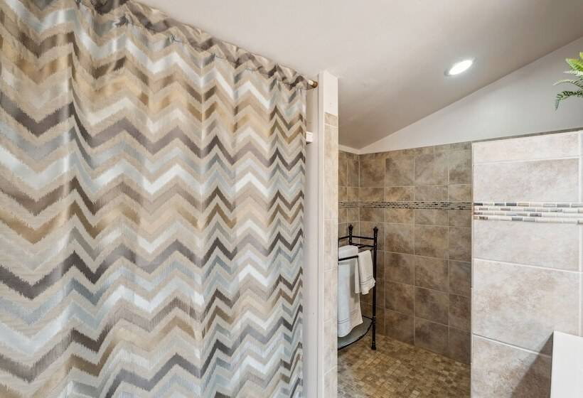 Pipe Creek Escape W/ Screened In Porch & Hot Tub!