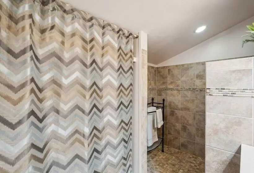 Pipe Creek Escape W/ Screened In Porch & Hot Tub!