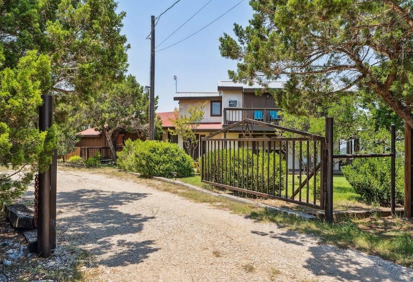 Pipe Creek Escape W/ Screened In Porch & Hot Tub!