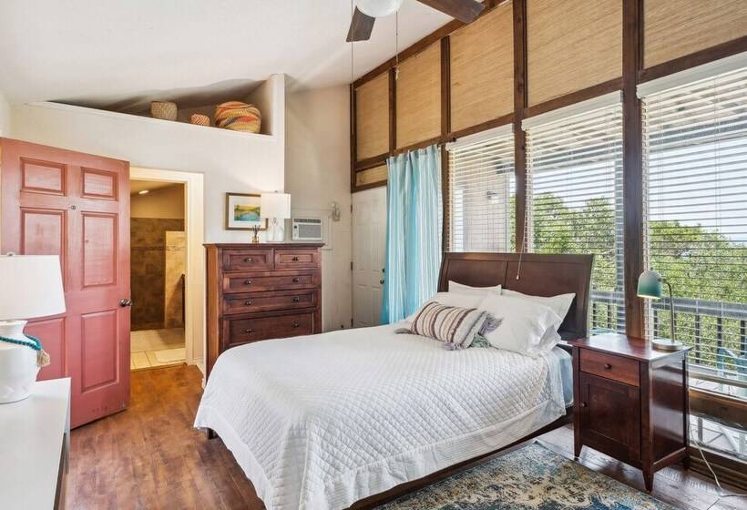 Pipe Creek Escape W/ Screened In Porch & Hot Tub!