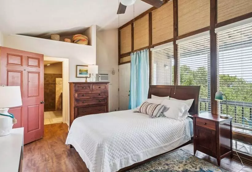 Pipe Creek Escape W/ Screened In Porch & Hot Tub!